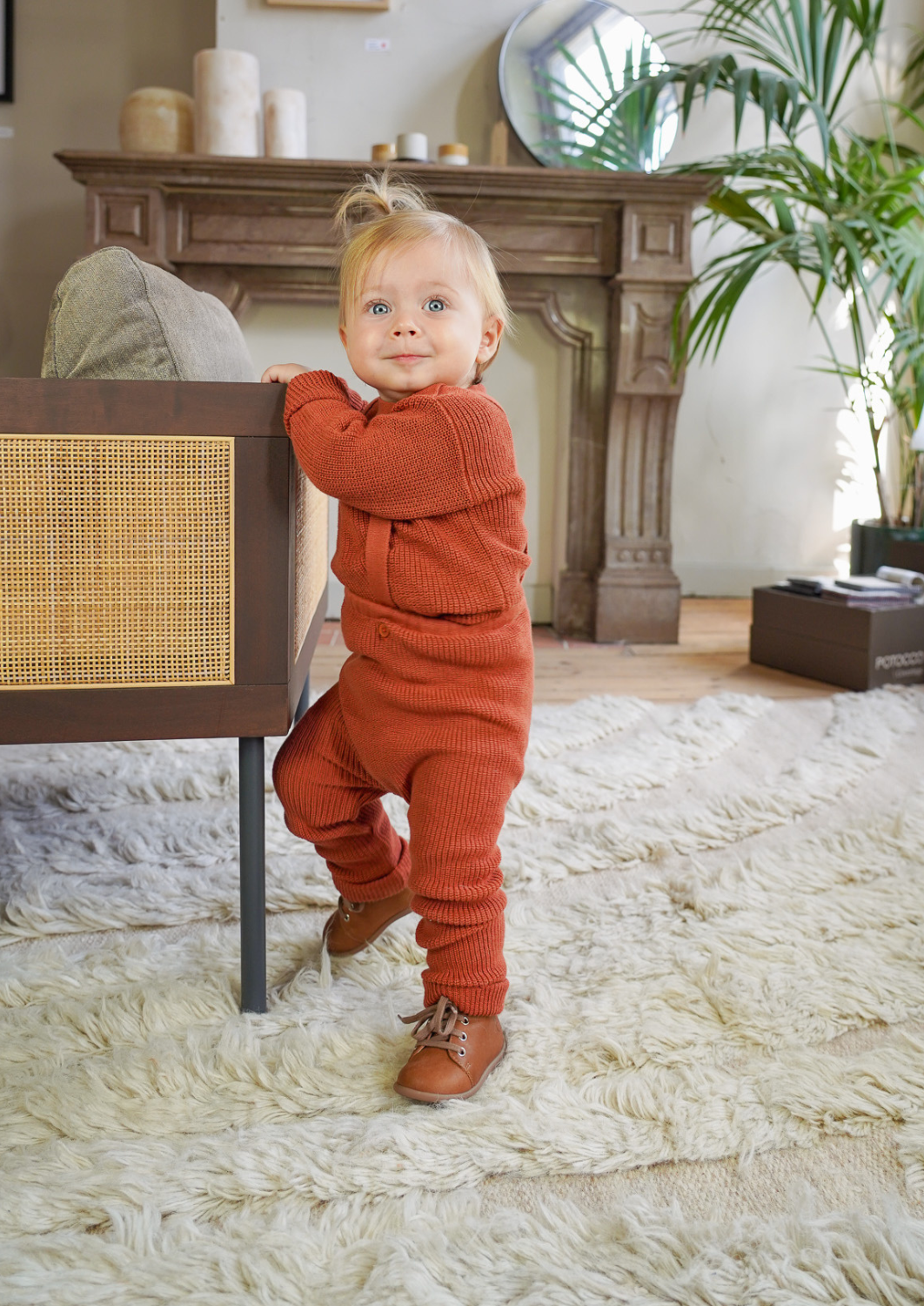 Welke schoenen kies je als je kind zich rechtop trekt? | Anna Pops kinderschoenadvies