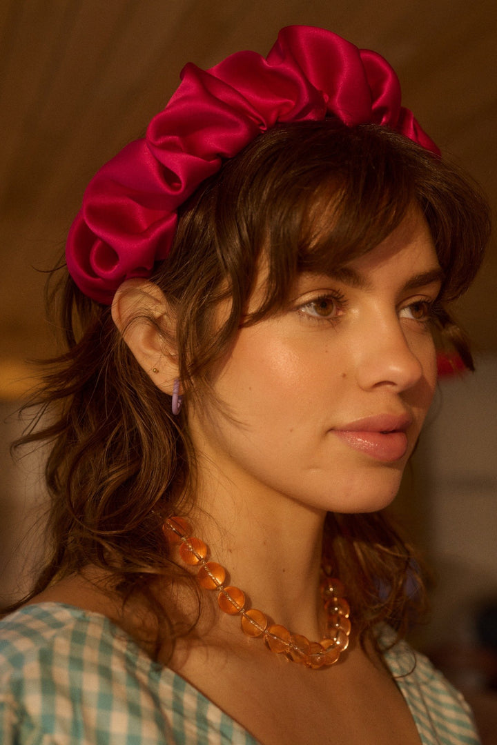 Lila oorringen uit hars gecombineerd met kleurrijke accessoires en roze haarband