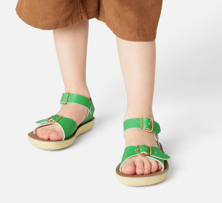 Zomerse groene kindersandalen aan meisjesvoeten – Salt Water Surfer met stevige zool en gespen