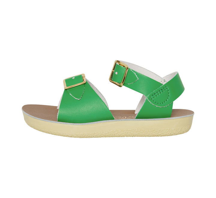 Zijaanzicht van groene leren kindersandaal met gesp – Salt Water Sandal Surfer Kelly Green
