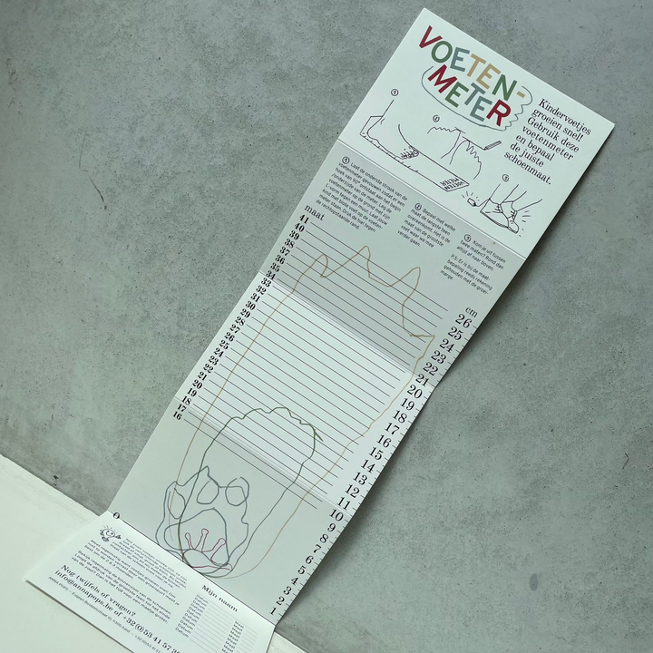 Voetenmeter van Anna Pops voor het opmeten van kindervoeten en bepalen van de juiste schoenmaat thuis