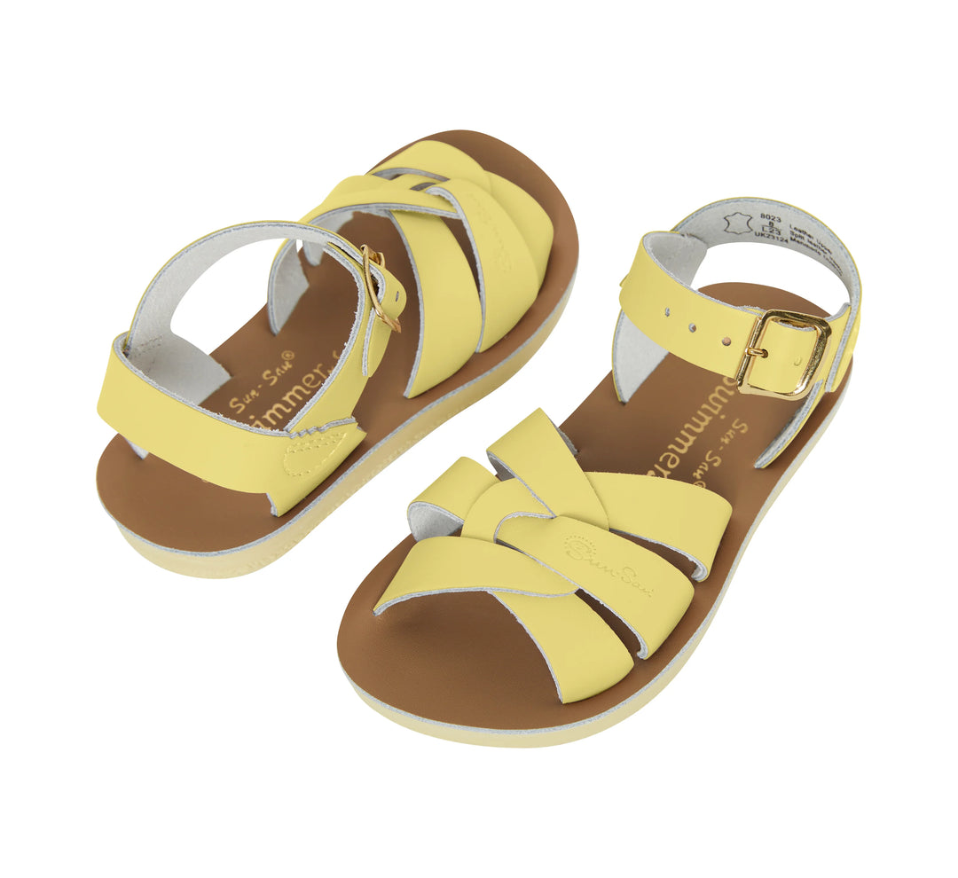 Bovenaanzicht van gele kindersandalen van Salt Water met lederen bandjes en gesp