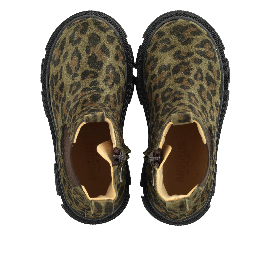 Bovenaanzicht van een Angulus Chelsea boot met groene leopardprint, bruine elastiek en chunky zool.
