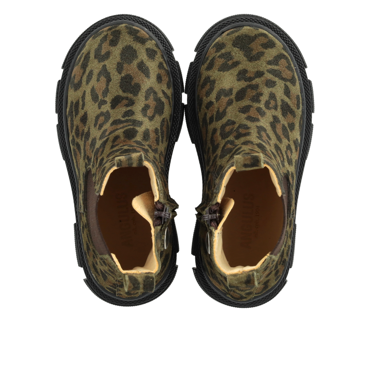 Bovenaanzicht van een Angulus Chelsea boot met groene leopardprint, bruine elastiek en chunky zool.