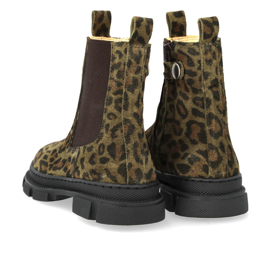 Achteraanzicht van een Angulus Chelsea boot met groene leopardprint, bruine elastiek en chunky zool.
