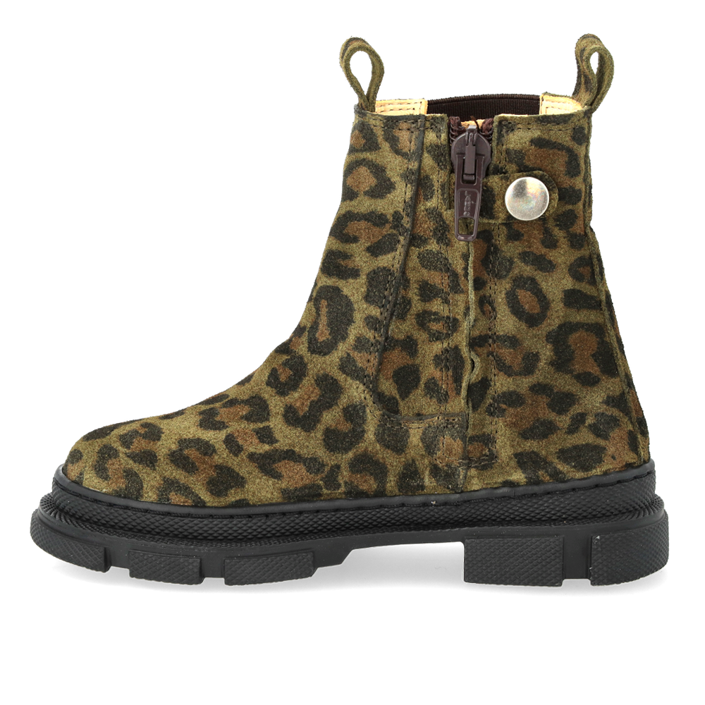 Zijaanzicht van een Angulus Chelsea boot met groene leopardprint, bruine elastiek en chunky zool.
