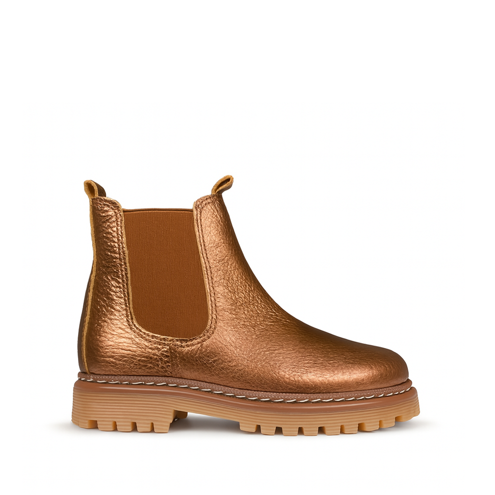 Zijaanzicht van een metallic bronzen Angulus Chelsea kinderschoen met bruine elastiek en stevige rubberzool.