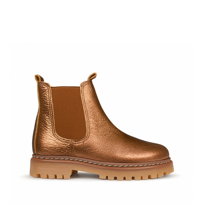 Zijaanzicht van een metallic bronzen Angulus Chelsea kinderschoen met bruine elastiek en stevige rubberzool.