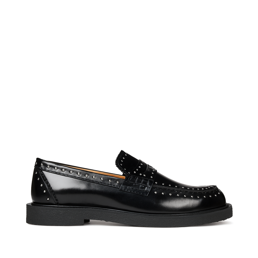 Zijaanzicht van een Angulus damesloafer in zwart lakleder met zilveren studs en zwarte crepezool.