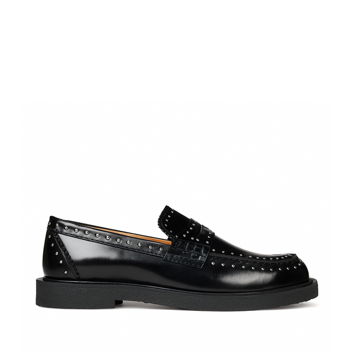 Zijaanzicht van een Angulus damesloafer in zwart lakleder met zilveren studs en zwarte crepezool.