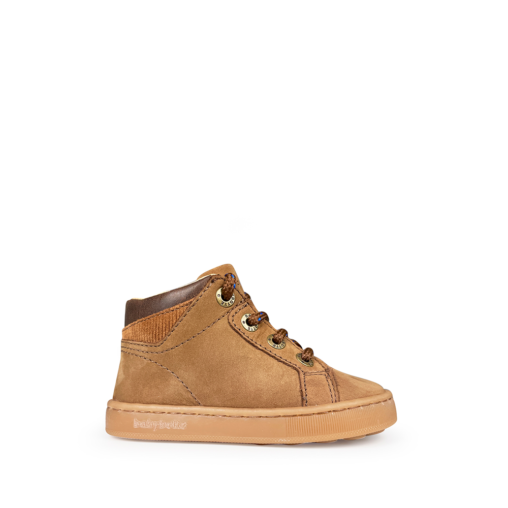 Babybotte cognackleurige unisex veterschoen voor kinderen, zijaanzicht met hoge schacht.