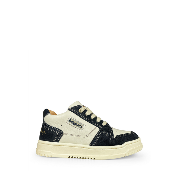 Babybotte witte en donkerblauwe kindersneaker met veter, zijaanzicht.
