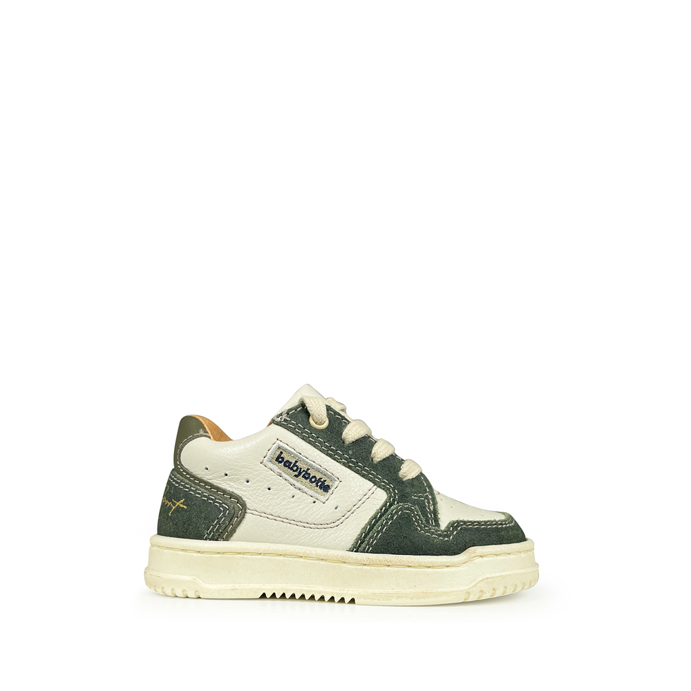 Babybotte witte kindersneaker met groene suède accenten en veter, zijaanzicht.