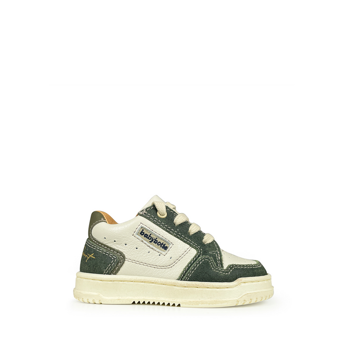 Babybotte witte kindersneaker met groene suède accenten en veter, zijaanzicht.