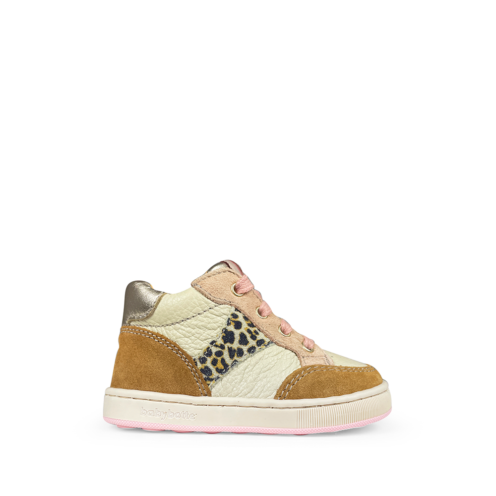 Babybotte meisjesschoen met luipaardprint, roze zool en metallic hiel, zijaanzicht.
