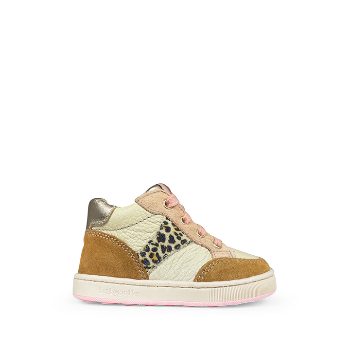 Babybotte meisjesschoen met luipaardprint, roze zool en metallic hiel, zijaanzicht.