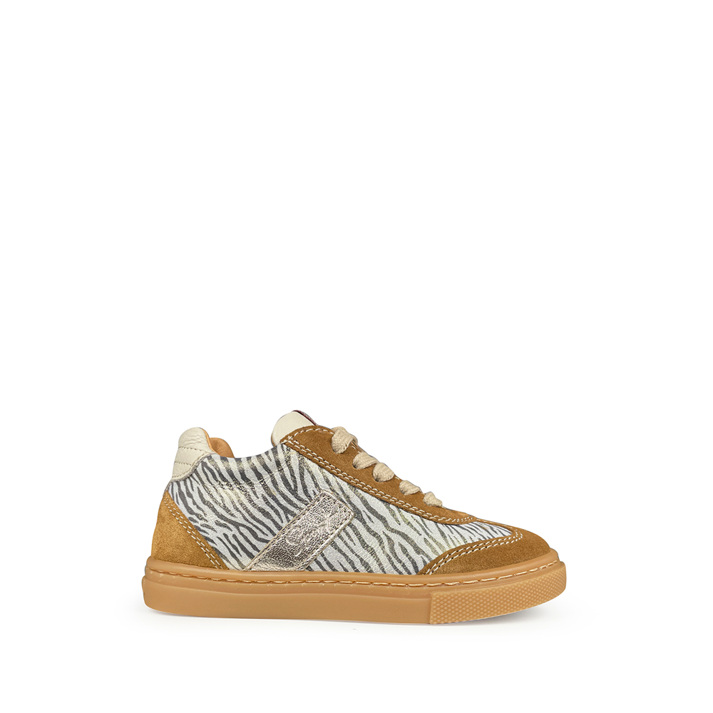 Babybotte kindersneaker met zebraprint en cognac suède, zijaanzicht.