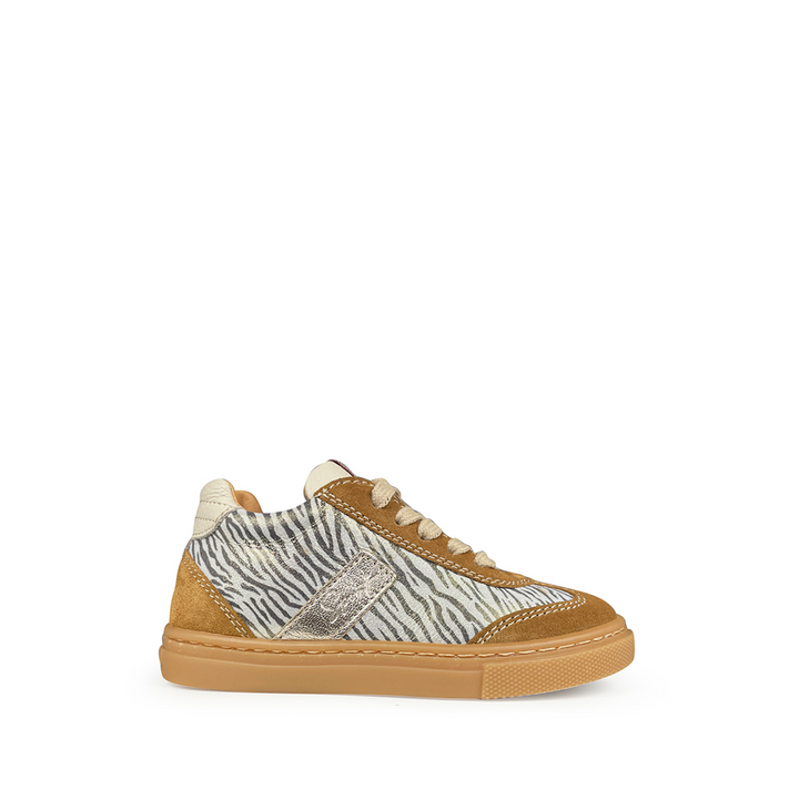 Babybotte kindersneaker met zebraprint en cognac suède, zijaanzicht.