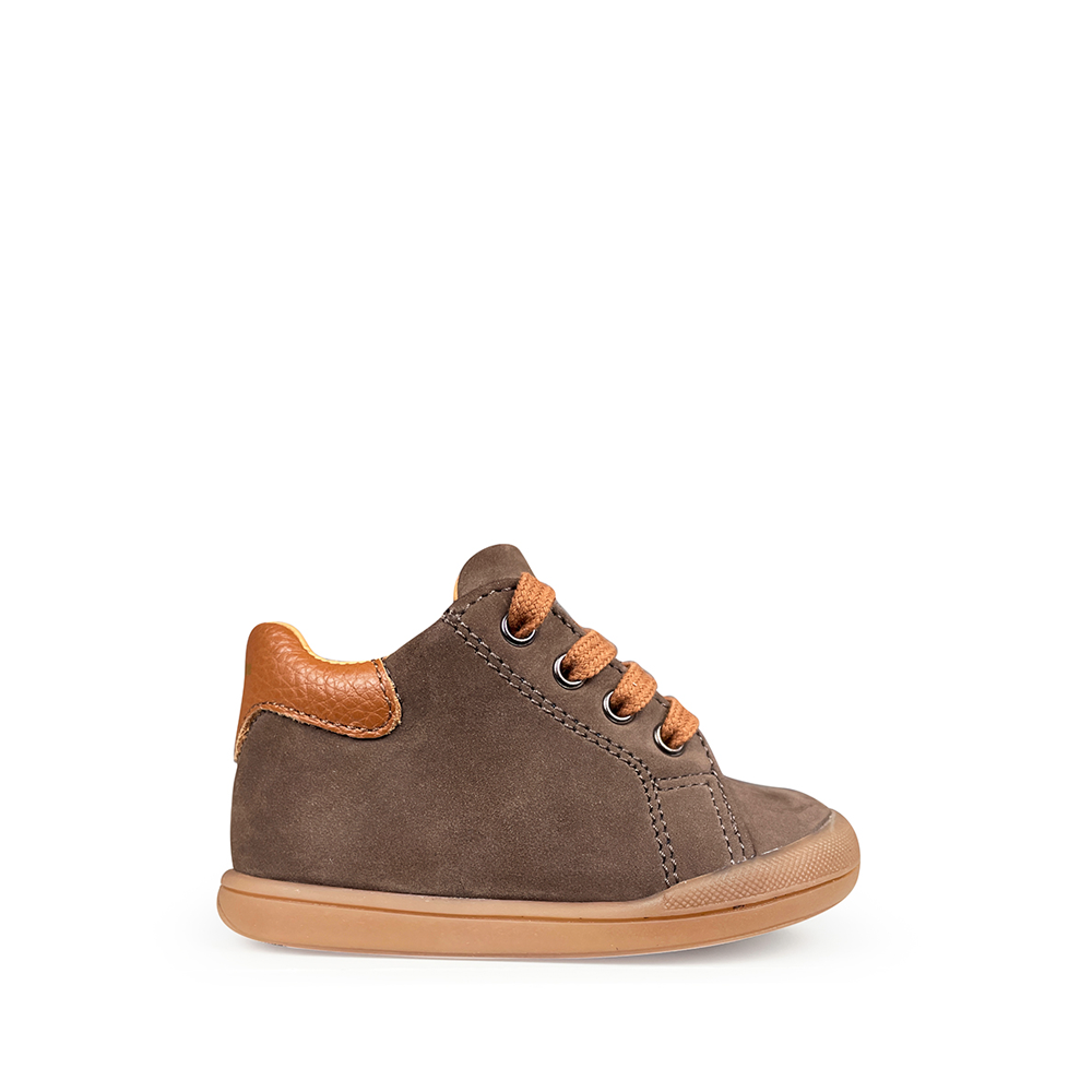 Babybotte veterschoen in bruin leder voor kinderen, zijaanzicht.