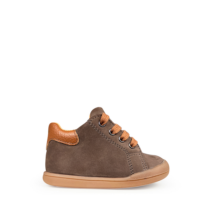 Babybotte veterschoen in bruin leder voor kinderen, zijaanzicht.