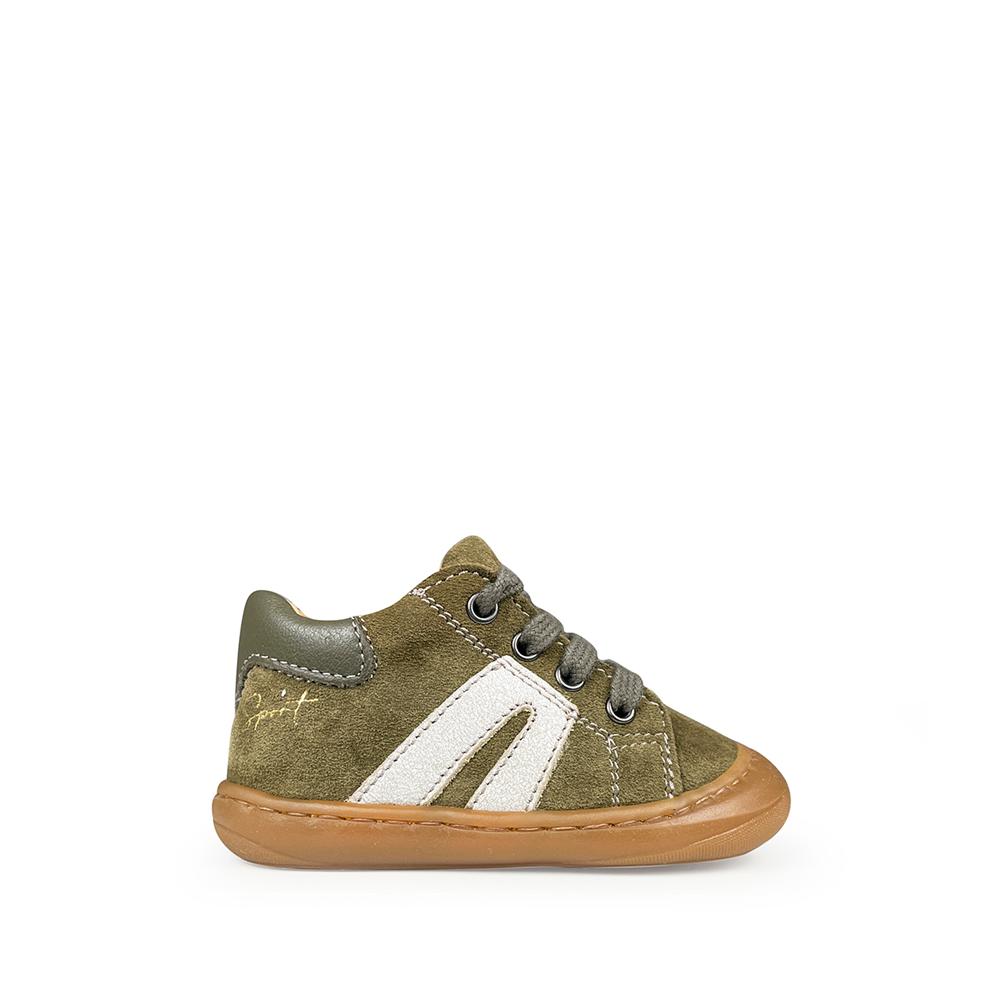 Babybotte groene veterschoen in suède met witte streep voor kinderen, zijaanzicht.