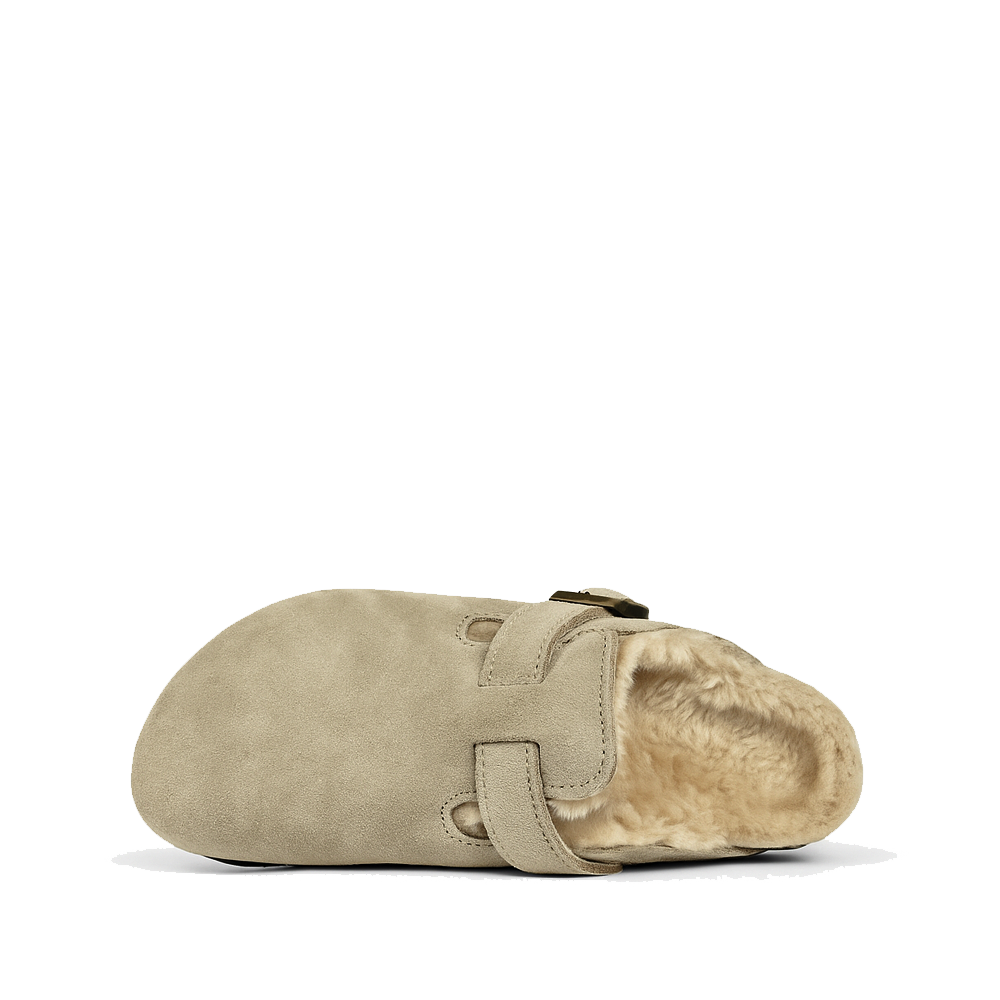 Bovenaanzicht van Birkenstock Boston pantoffel met wolvoering in taupe suède