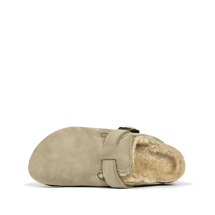 Bovenaanzicht van Birkenstock Boston pantoffel met wolvoering in taupe suède