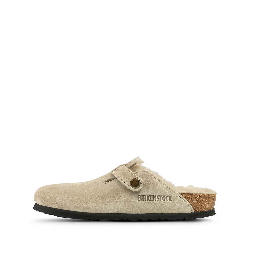Zijaanzicht Birkenstock Boston pantoffel met wolvoering in taupe suède en kurken zool