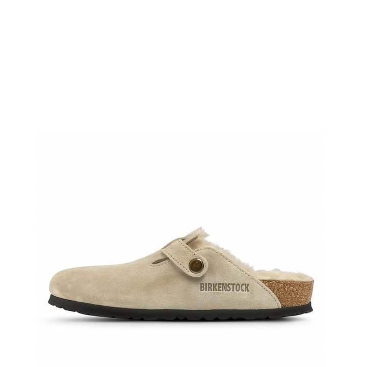 Zijaanzicht Birkenstock Boston pantoffel met wolvoering in taupe suède en kurken zool