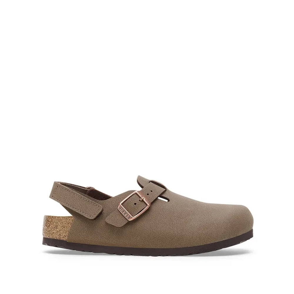 Zijaanzicht van de Birkenstock Tokio Kids slipper in mocca met gesloten teen, kurkvoetbed en verstelbare hielband.