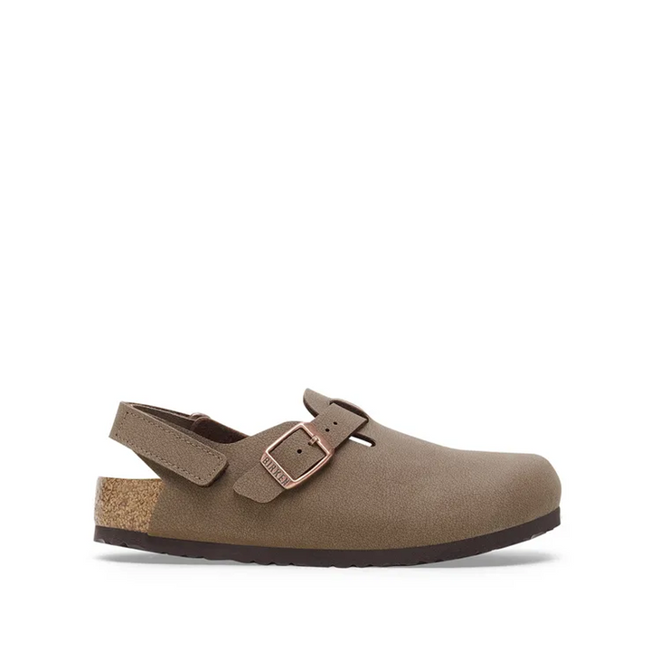 Zijaanzicht van de Birkenstock Tokio Kids slipper in mocca met gesloten teen, kurkvoetbed en verstelbare hielband.