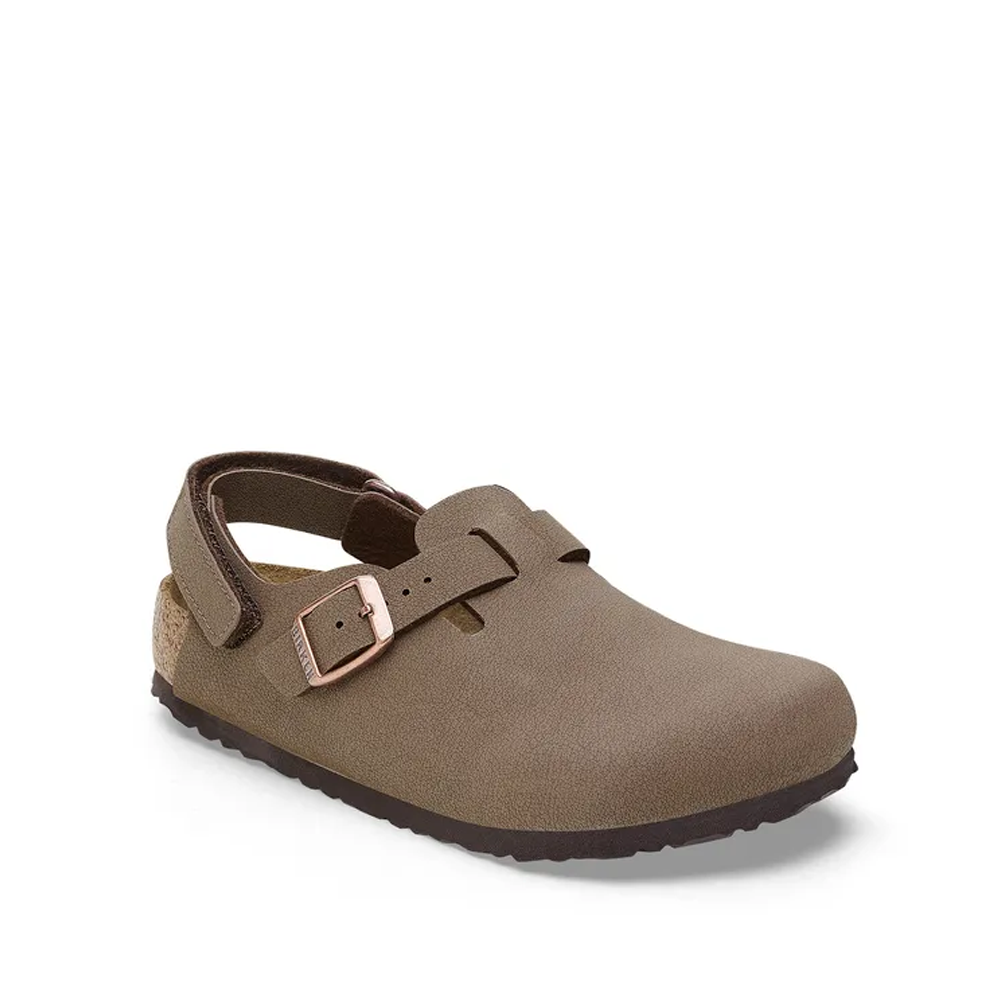 Schuin vooraanzicht van de Birkenstock Tokio Kids in mocca, met roségouden gesp en ergonomisch voetbed