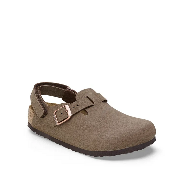 Schuin vooraanzicht van de Birkenstock Tokio Kids in mocca, met roségouden gesp en ergonomisch voetbed