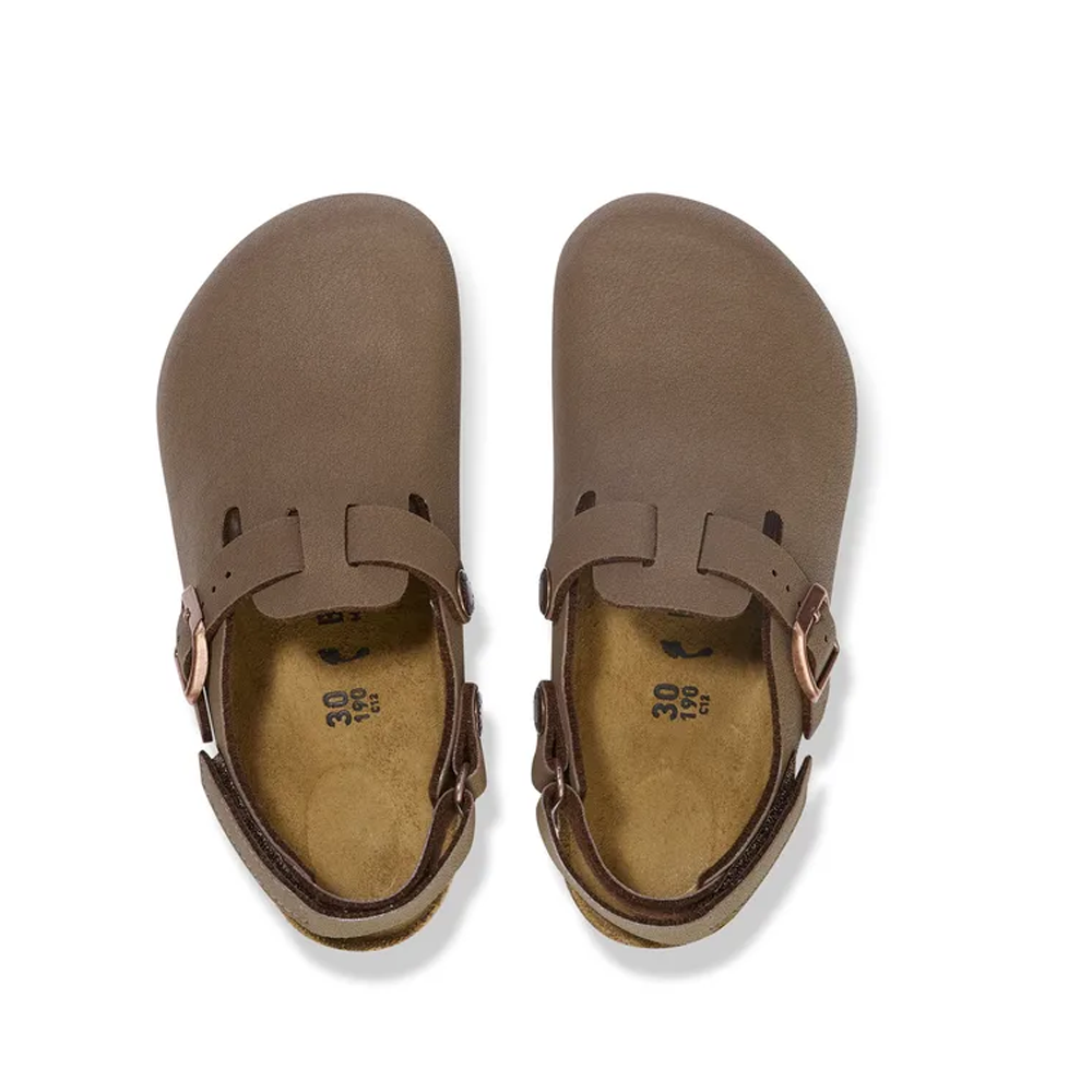 Bovenaanzicht van de Birkenstock Tokio Kids slippers in mocca, met zicht op de kurken zool, suède afwerking en verstelbare banden.