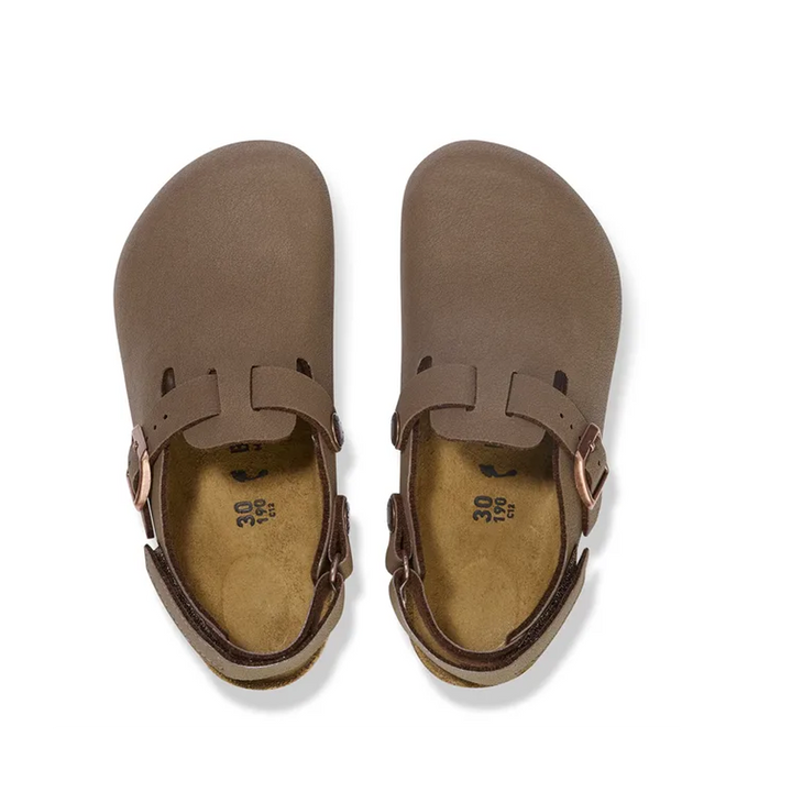 Bovenaanzicht van de Birkenstock Tokio Kids slippers in mocca, met zicht op de kurken zool, suède afwerking en verstelbare banden.