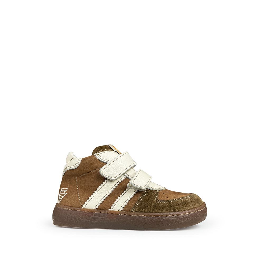 Bruine leren kindersneaker met klittenband van Ocra, zijaanzicht