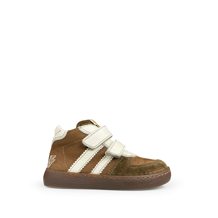 Bruine leren kindersneaker met klittenband van Ocra, zijaanzicht