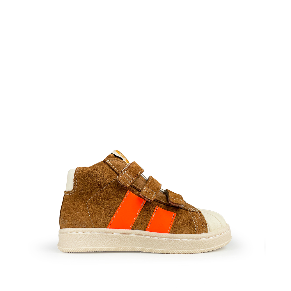 Bruine sneaker met oranje accenten van Ocra met velcrosluiting