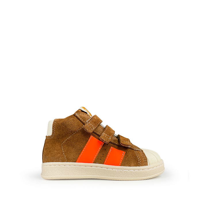 Bruine sneaker met oranje accenten van Ocra met velcrosluiting