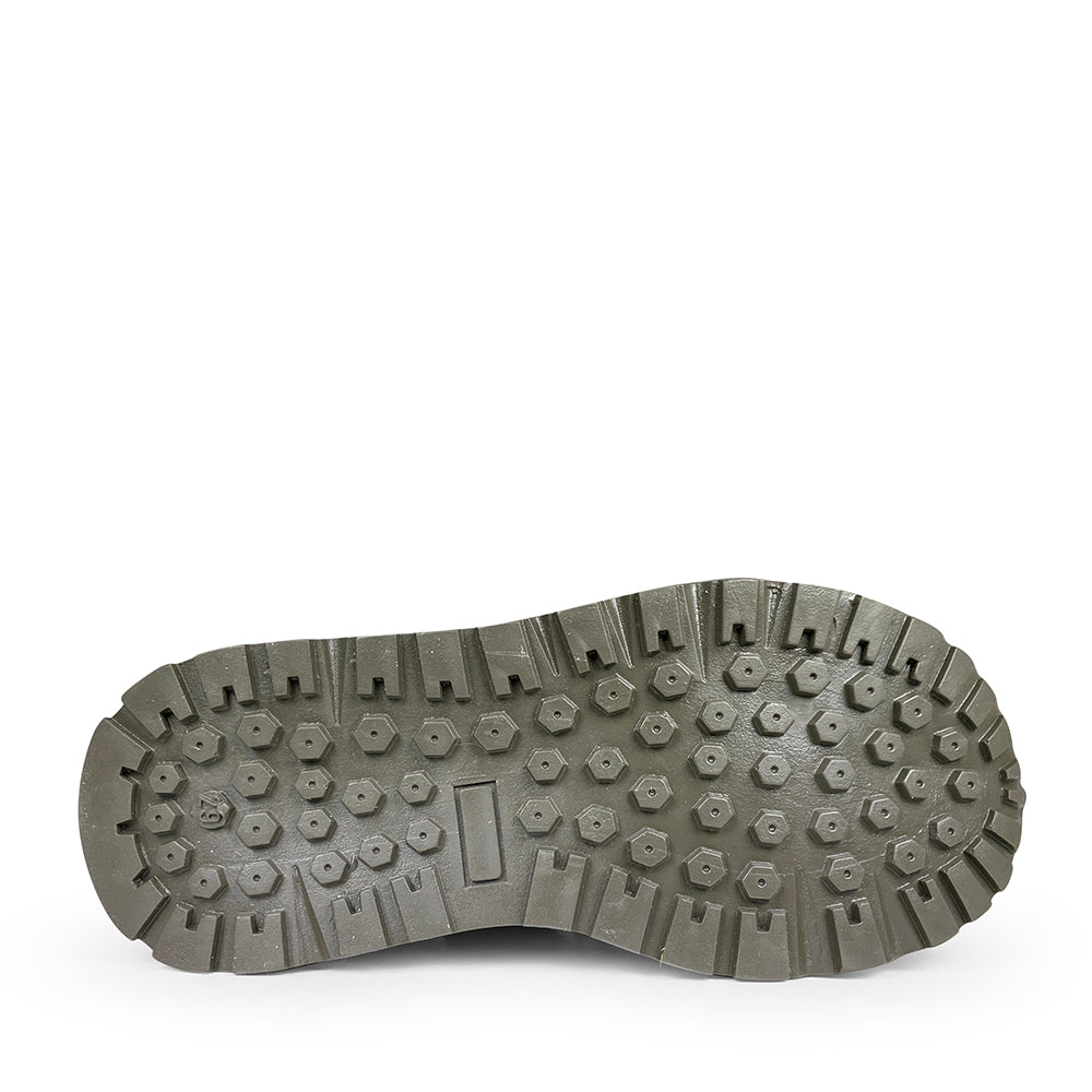 Close-up van de olijfgroene rubberen profielzool van Romagnoli Runner kindersneaker met grof reliëf