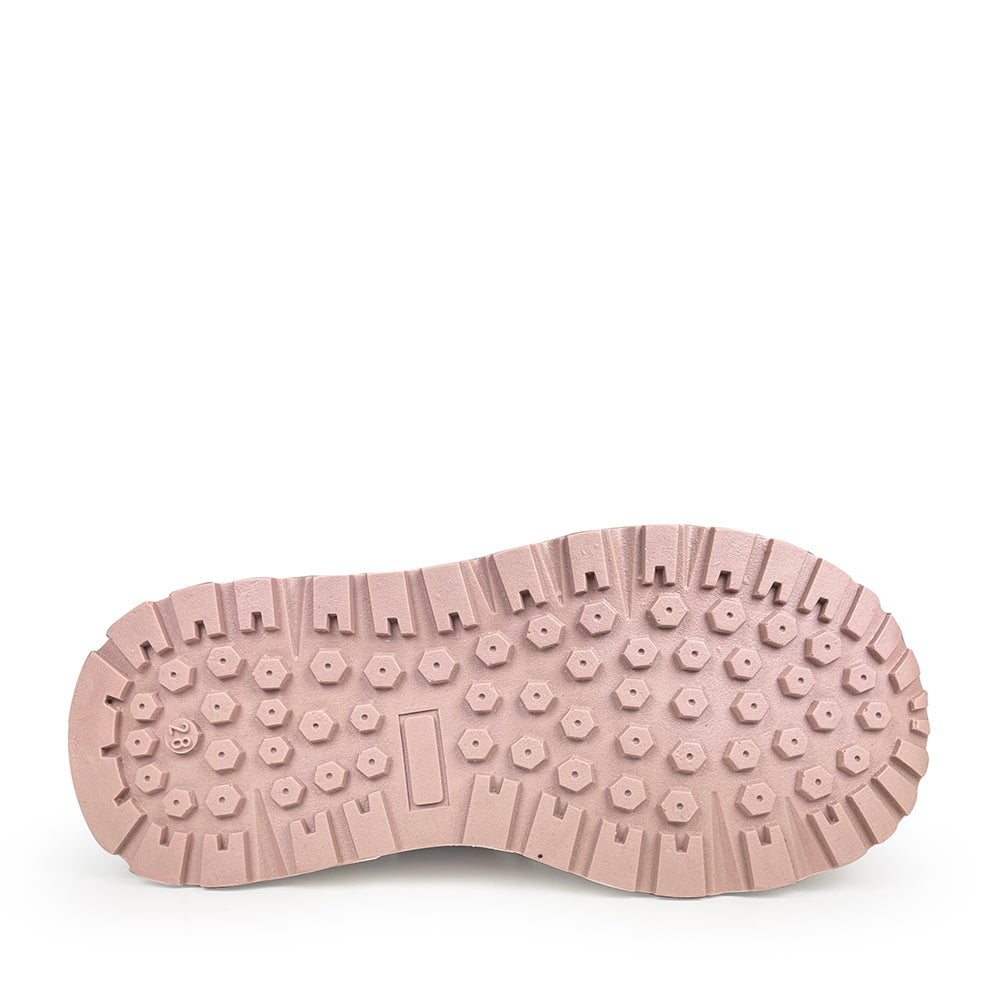 Close-up van de lichtroze rubberen profielzool van Romagnoli Runner kindersneaker met grof reliëf