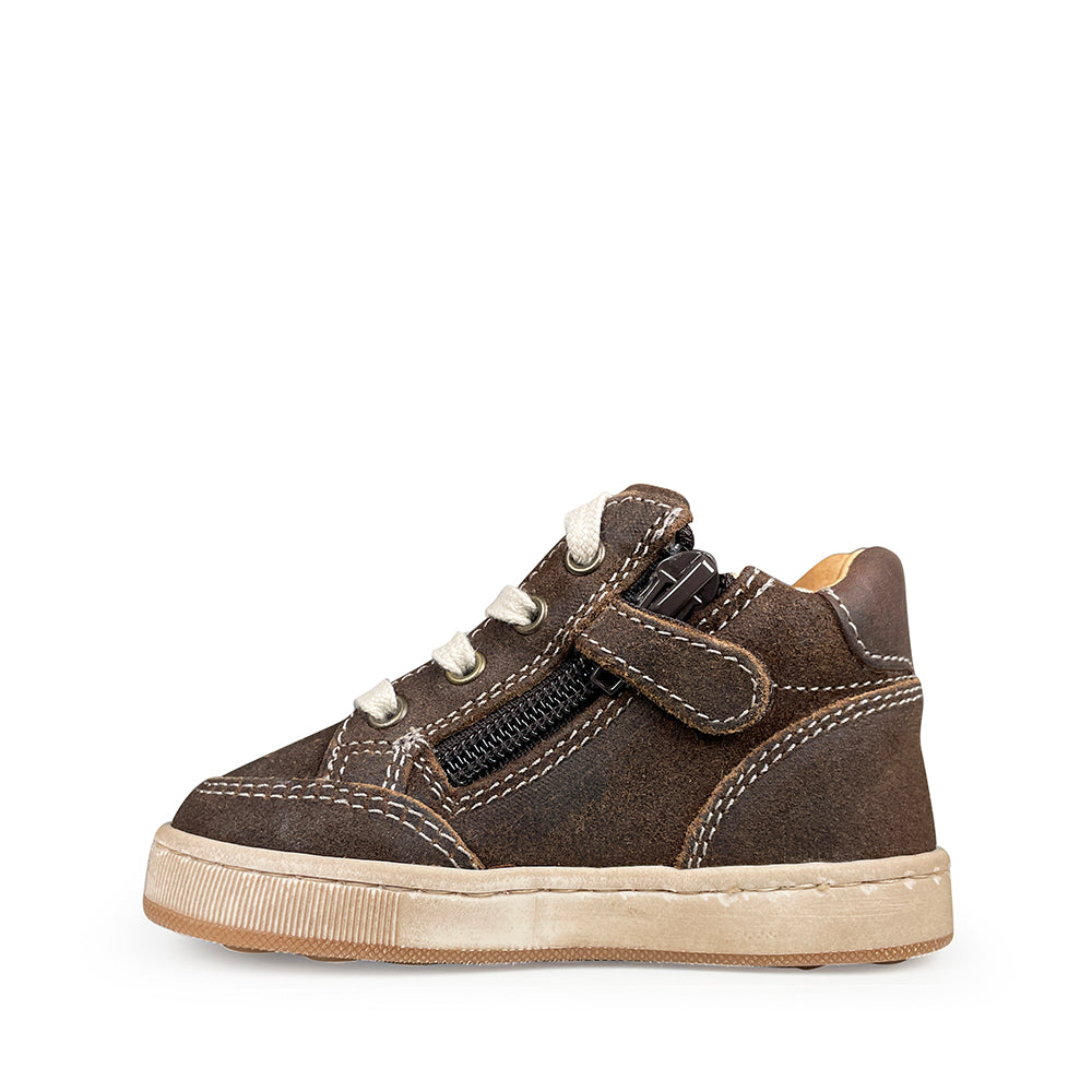 zijaanzicht van bruine sneaker Babybotte met ritsaansluiting