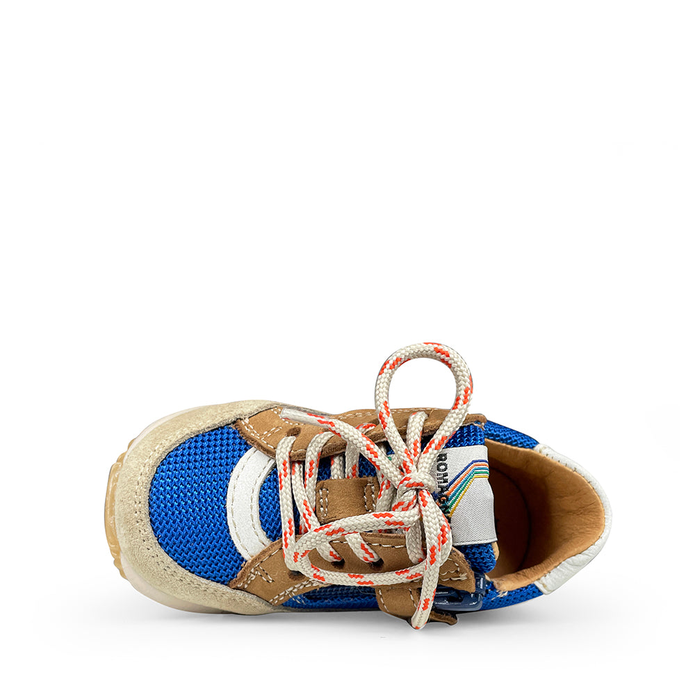 Bovenaanzicht van Romagnoli Runner kindersneaker in blauw mesh met zandkleurige en oranje details en witte veters