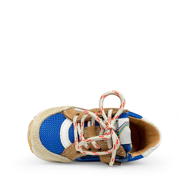 Bovenaanzicht van Romagnoli Runner kindersneaker in blauw mesh met zandkleurige en oranje details en witte veters