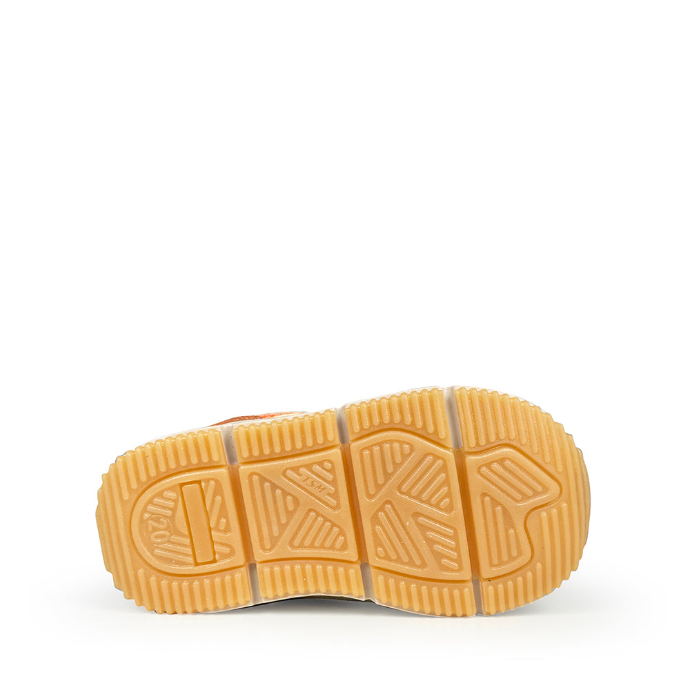 Close-up van de lichtbruine rubberen zool van Romagnoli Runner kindersneaker met profiel voor grip