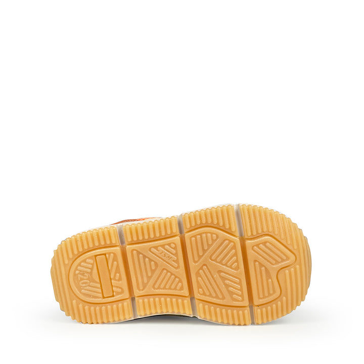 Close-up van de lichtbruine rubberen zool van Romagnoli Runner kindersneaker met profiel voor grip