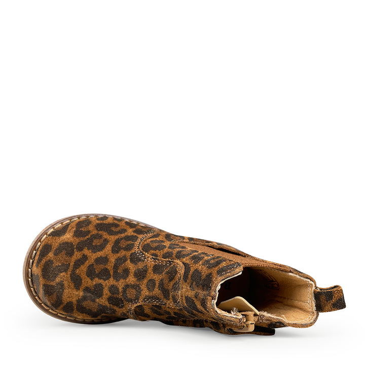 Bovenaanzicht van Romagnoli Chelsea boot in bruin suède met leopard motief en lusje aan de hiel