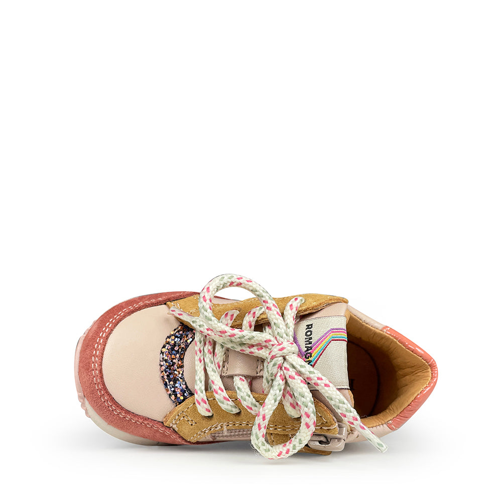 Bovenaanzicht van Romagnoli Runner kindersneaker in roze en oker met glitterpaneel en gekleurde veters