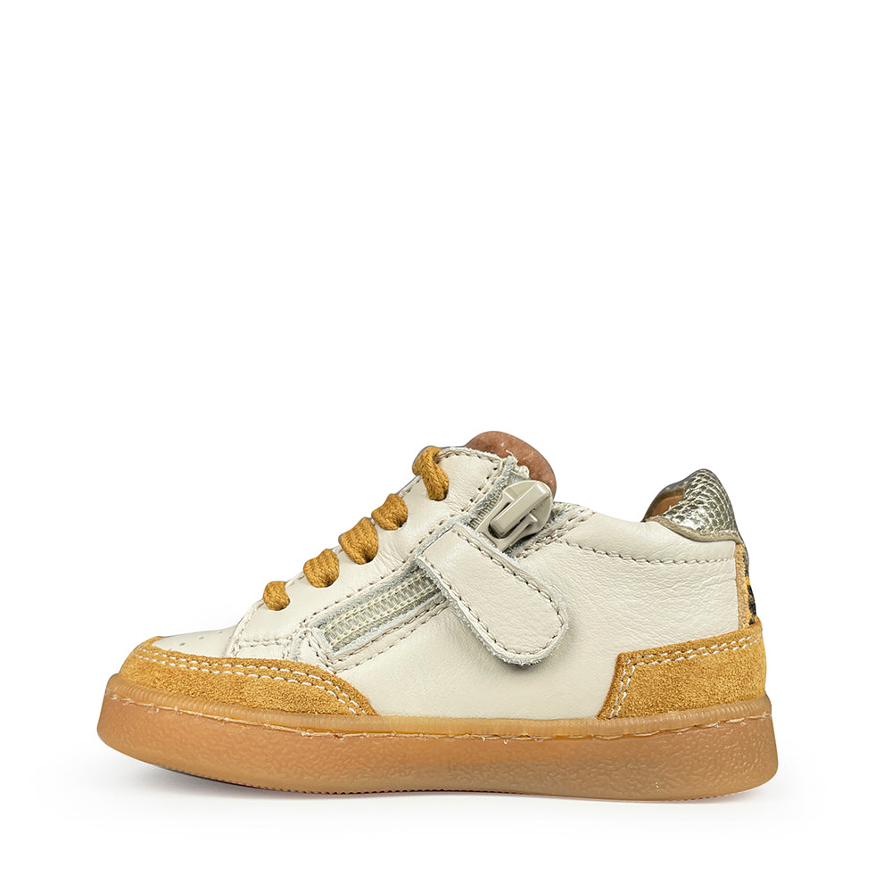 Romagnoli kindersneaker in wit leer met goud- en zilverkleurige details, suède accenten en rubberen zool