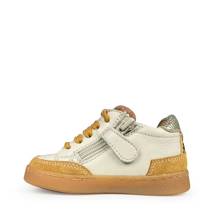Romagnoli kindersneaker in wit leer met goud- en zilverkleurige details, suède accenten en rubberen zool